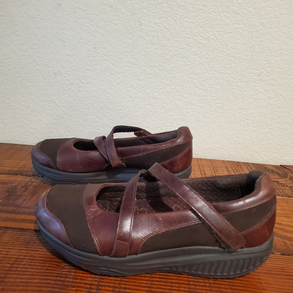 Skechers Shape Ups Brown Active Hyper Mary Janes - Picture 2 of 8